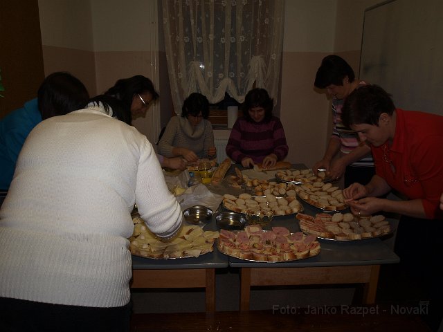 PB245493.JPG - v šolski kuhinji so pridne žene in dekleta pripravljala obložene kruhke