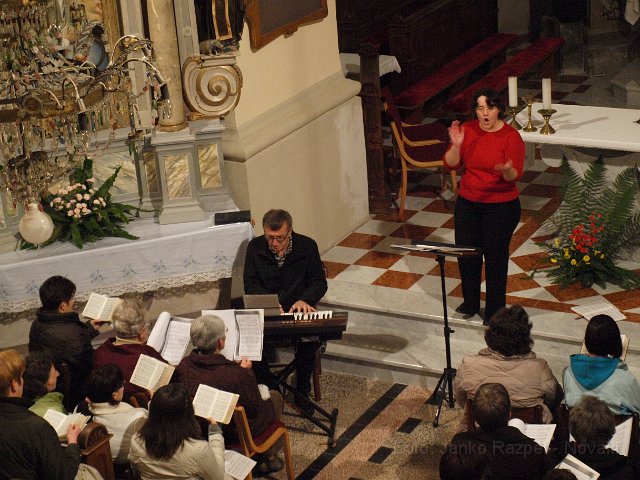 PB245498.JPG - zbore je vodila zborovodja Eva Lahajnar, na orgle pa je irgal organist Pavel Magajne