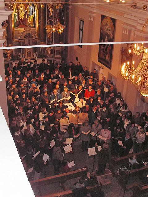 slika12.jpg - pogled na združeni mešani pevsk izbor z arkade cerkve