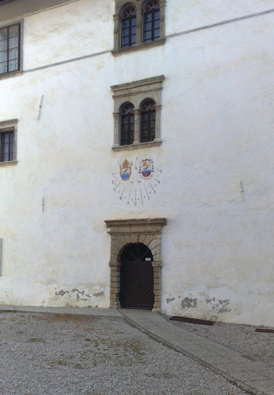slika04.jpg - sončna ura in grba nad vhodnim portalom v stiškem samostanu