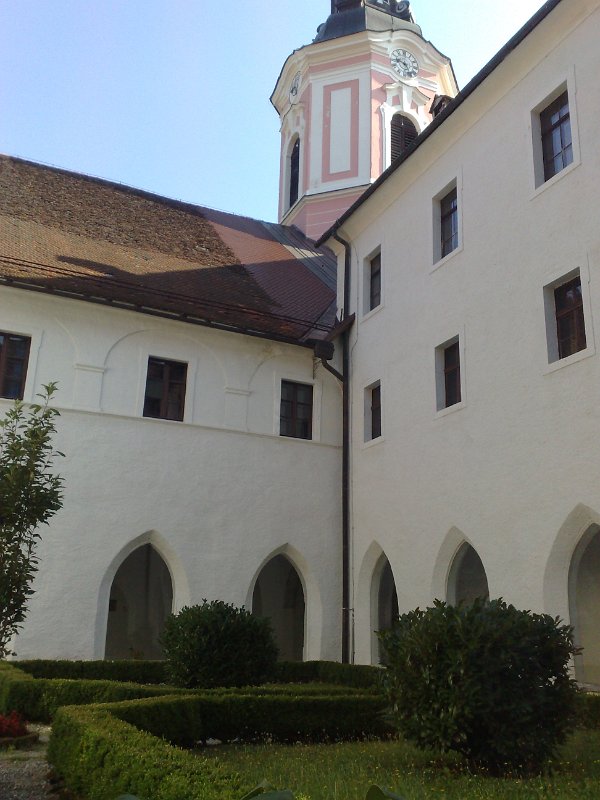 slika08.jpg - pogled na zvonik iz hodnika samostana