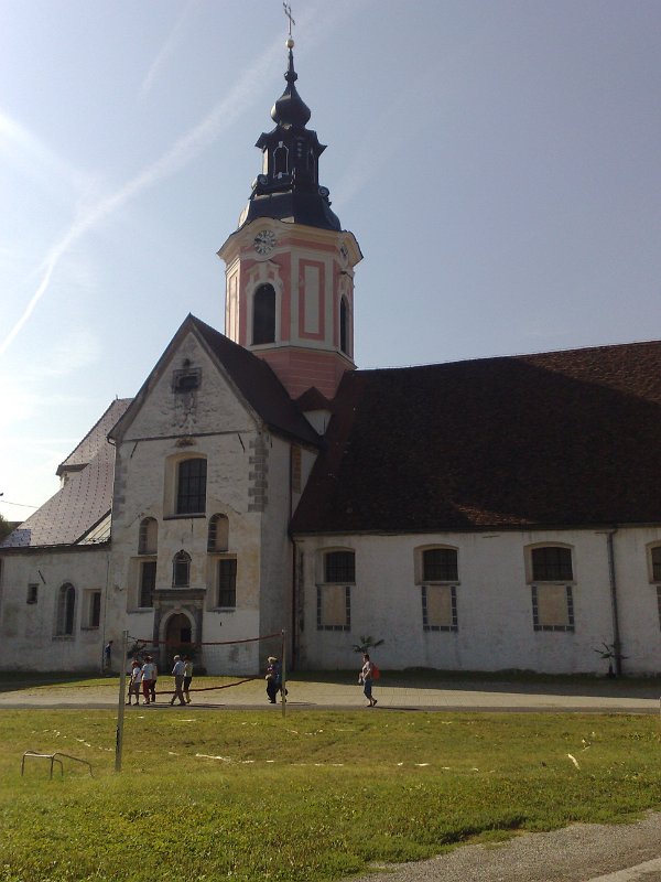 slika11.jpg - pogled na cerkev samostana
