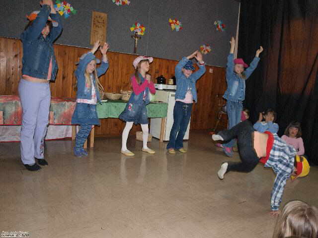 slika14.jpg - še en prizor iz plesa učencev prodružnične šole Novaki