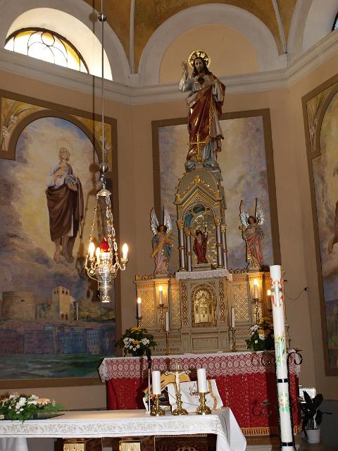 slika17.jpg - kip srca jezuovega na glavnem oltarju