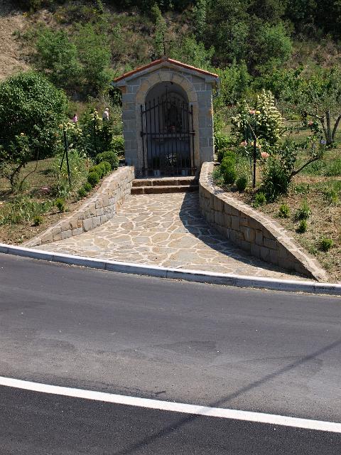 slika19.jpg - kapelica ob cesti pod cerkvijo