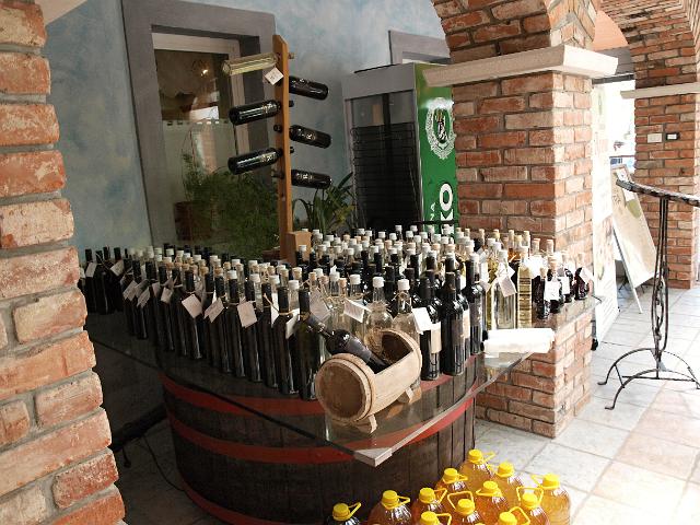 slika24.jpg - raztava vin pred restavracijo v Gračišču.