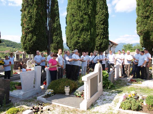 slika10.jpg - položitev cvetja na grob Ivana Mercina