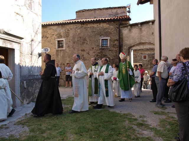 slika13.jpg - koprski škof mgr. Jurij Bizjak v sprevodu v cerkev