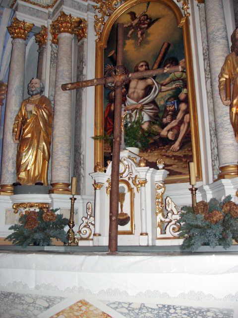 slika40.jpg - Lesen križ ki se ga je nosilo od prve do zadnje postaje postavljen na oltar.